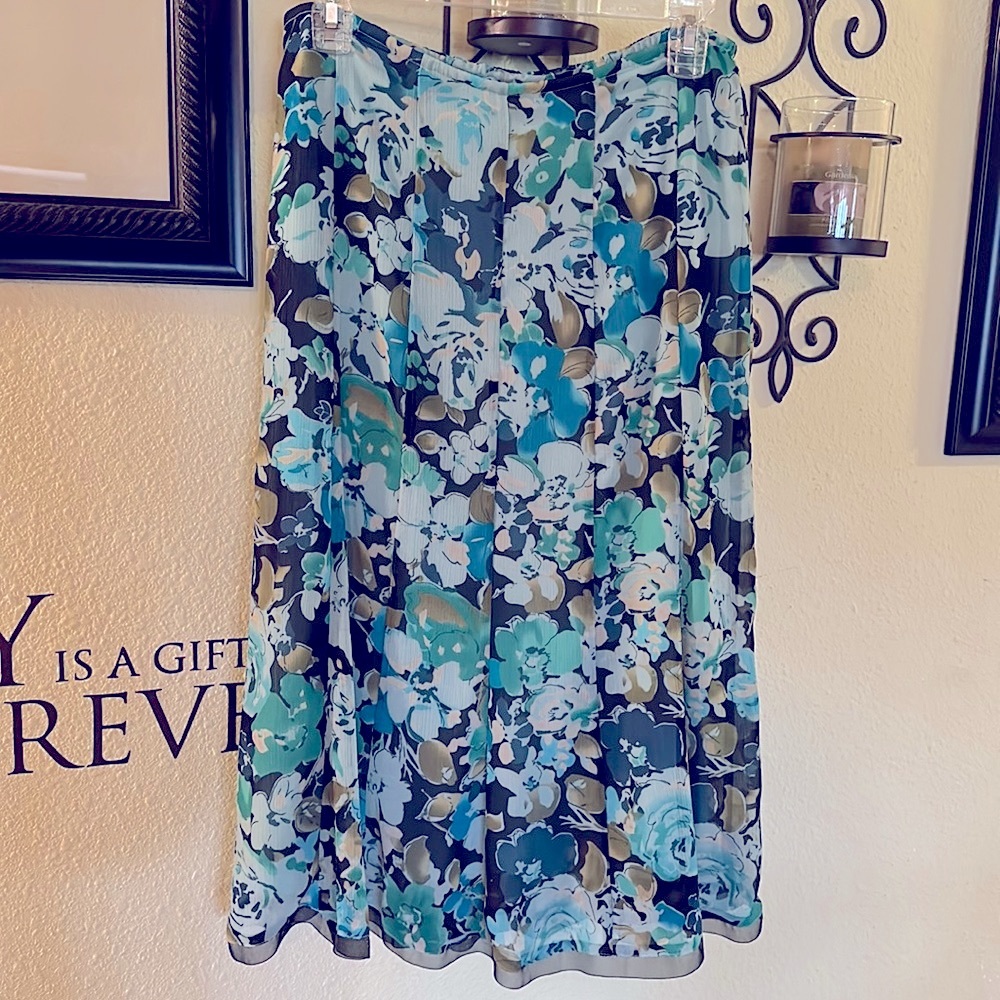 NWT REQUIREMENTS Skirt